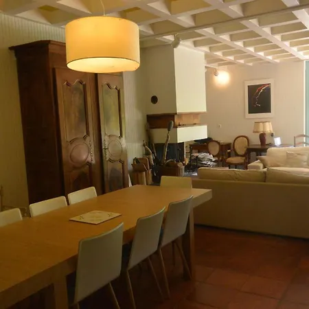 Villa Agreable Fleurie Sur L'ile De *